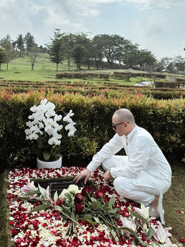 Kunjungan ini menjadi bentuk penghormatan BCL dan keluarganya kepada mendiang Ashraf Sinclair. Momen ini memperlihatkan bahwa meski waktu terus berjalan, kenangan dan cinta kepada sosok yang telah tiada tetap abadi. Foto: dok. Instagram @itsmebcl