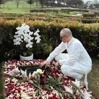Kunjungan ini menjadi bentuk penghormatan BCL dan keluarganya kepada mendiang Ashraf Sinclair. Momen ini memperlihatkan bahwa meski waktu terus berjalan, kenangan dan cinta kepada sosok yang telah tiada tetap abadi. Foto: dok. Instagram @itsmebcl