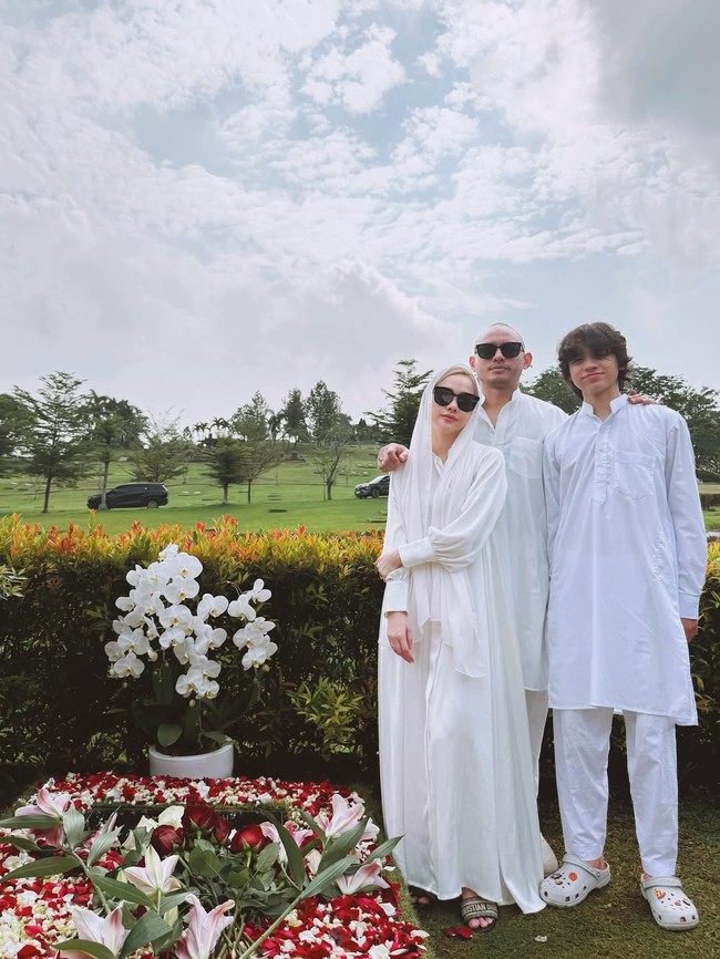 Ketiganya tampak berdiri di sisi makam Ashraf Sinclair. Tiko juga mendampingi istri dan putra sambungnya. Foto: dok. Instagram @itsmebcl
