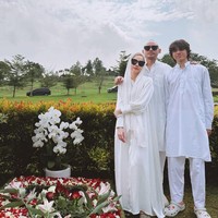 Ketiganya tampak berdiri di sisi makam Ashraf Sinclair. Tiko juga mendampingi istri dan putra sambungnya. Foto: dok. Instagram @itsmebcl