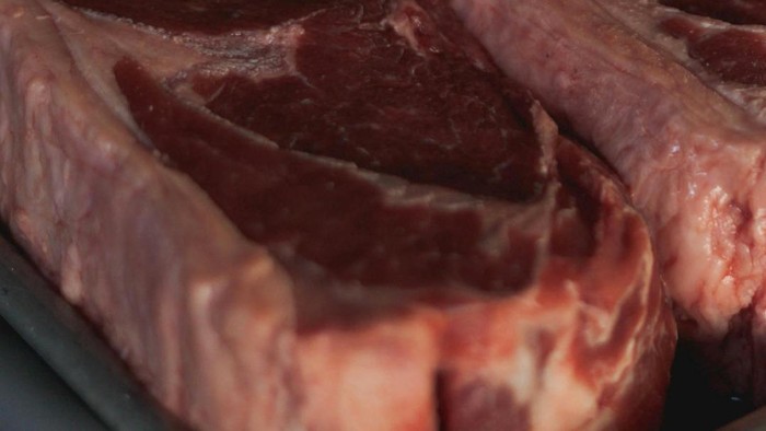 Daging kurban yang didapat biasanya ada yang langsung dimasak, tapi ada juga yang disimpan dulu buat dimasak lain waktu. 

Biar terjaga kualitas daging, penyimpanannya harus tepat dalam wadah di suhu dingin. Lantas bagaimana jika tak ada lemari pendingin? Simak saran selengkapnya dari Chef Stefu Santoso berikut ini ya…