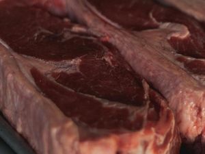 8 Cara Menyimpan Daging Kurban yang Benar agar Tahan Lama, Perlu Dicuci?