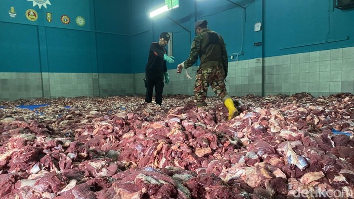 Daging kurban melimpah di aula Muhammadiyah Dusun Krajan, Desa Batur, Kecamatan Batur, Banjarnegara, Jumat (6/6/2025).