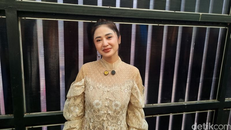 Dewi Perssik saat ditemui di kawasan Jakarta.