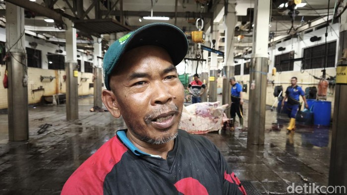 Dito, juru sembelih halal di RPH Ciroyom.