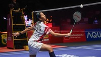 Pebulu tangkis tunggal putri Indonesia Putri Kusuma Wardani mengembalikan kok ke arah tunggal putri Jepang Akane Yamaguchi pada babak perempat final Kapal Api Indonesia Open 2025 di Istora Senayan, Gelora Bung Karno, Jakarta, Jumat (6/6/2025). Foto: ANTARA FOTO/Rivan Awal Lingga