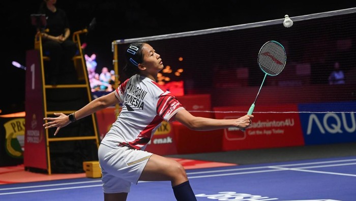Pebulu tangkis tunggal putri Indonesia Putri Kusuma Wardani mengembalikan kok ke arah tunggal putri Jepang Akane Yamaguchi pada babak perempat final Kapal Api Indonesia Open 2025 di Istora Senayan, Gelora Bung Karno, Jakarta, Jumat (6/6/2025). Putri gagal melaju ke semifinal usai kalah dengan skor 19-21, 20-22. ANTARA FOTO/Rivan Awal Lingga/nym.