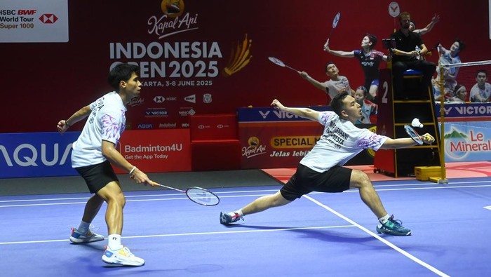 Duel Sengit Lawan Malaysia, Sabar/Reza ke Semifinal Indonesia Open 2025 Pebulu tangkis ganda putra Indonesia Sabar Karyaman Gutama (kiri) dan Reza Pahlevi Isfahani (kanan) melakukan selebrasi usai menang melawan ganda putra Malaysia Goh Sze Fei dan Nur Izzuddin pada babak perempat final Kapal Api Indonesia Open 2025 di Istora Senayan, Gelora Bung Karno, Jakarta, Jumat (6/6/2025). Sabar/Reza berhasil melaju ke semifinal usai menang dengan skor 21-19, 9-21, 21-19. ANTARA FOTO/Rivan Awal Lingga/foc.