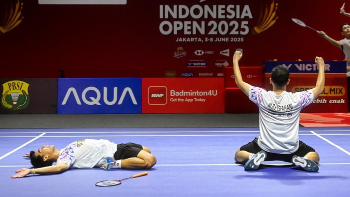 Pebulu tangkis ganda putra Indonesia Sabar Karyaman Gutama (kiri) dan Reza Pahlevi Isfahani (kanan) melakukan selebrasi usai menang melawan ganda putra Malaysia Goh Sze Fei dan Nur Izzuddin pada babak perempat final Kapal Api Indonesia Open 2025 di Istora Senayan, Gelora Bung Karno, Jakarta, Jumat (6/6/2025). Sabar/Reza berhasil melaju ke semifinal usai menang dengan skor 21-19, 9-21, 21-19. ANTARA FOTO/Rivan Awal Lingga/foc.