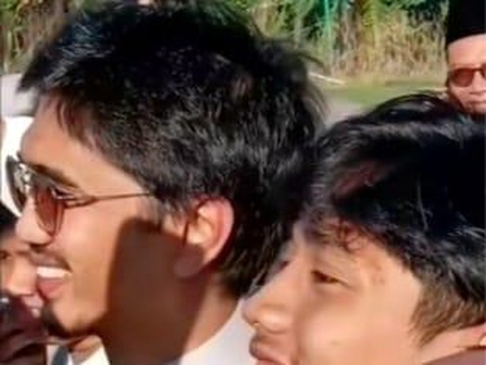 Momen vokalis Sheila on 7, Akhdiyat Duta Modjo, diserbu jemaah untuk berfoto selepas salat Idul Adha di Lapangan Ganjuran, Condongcatur, Sleman, Jumat (6/6/2025).