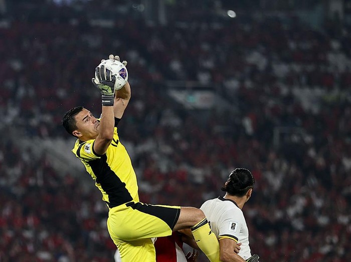 JAKARTA, INDONESIA - JUNE 05: Emil Audero #12 of Indonesia catches the ball during the FIFA World Cup qualifier Asian third round Group C match between Indonesia and China at Gelora Bung Karno Stadium on June 05, 2025 in Jakarta, Indonesia. (Photo by Robertus Pudyanto/Getty Images)