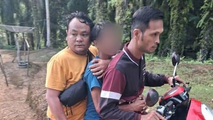 ES (tengah), suami yang diduga membunuh istrinya seorang guru di Aceh Singkil, Aceh ditangkap polisi. (Dok. Polres Aceh Singkil)