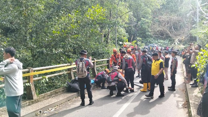 Proses pengangkat jenazah Mikhadad Ikhsan Fahmi yang mengalami kecelakaan tunggal di jembatan penghubung Desa Perean dengan Desa Tua, Tabanan, Jumat (6/6/2025).