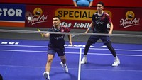Pebulu tangkis ganda putra Indonesia Fajar Alfian (kiri) dan Muhammad Rian Ardianto (kanan) mengembalikan kok ke arah ganda putra China Huang Di dan Liu Yang pada babak perempat final Indonesia Open 2025 di Istora Senayan, Gelora Bung Karno, Jakarta, Jumat (6/6/2025). Foto: ANTARA FOTO/Rivan Awal Lingga