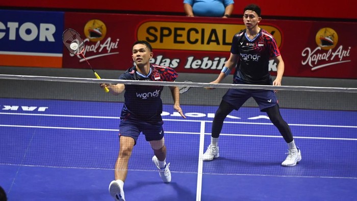 Pebulu tangkis ganda putra Indonesia Fajar Alfian (kanan) dan Muhammad Rian Ardianto (kiri) melakukan selebrasi usai menang melawan ganda putra China Huang Di dan Liu Yang pada babak perempat final Kapal Api Indonesia Open 2025 di Istora Senayan, Gelora Bung Karno, Jakarta, Jumat (6/6/2025). Fajar/Ardianto berhasil melaju ke semifinal usai menang dengan skor 21-19, 23-21. ANTARA FOTO/Rivan Awal Lingga/foc.