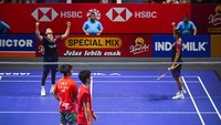 Fajar/Rian melakukan selebrasi usai menang melawan ganda putra China Huang Di dan Liu Yang. Foto: ANTARA FOTO/Rivan Awal Lingga