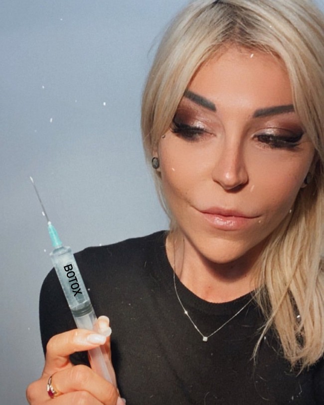 Federica merupakan wanita asal Italia. Dalam keterangan bio media sosial, dia menulis pekerjaannya sebagai konsultan kecantikan dan manajer di sebuah klinik kecantikan bernama MedicalBeauty.care. Foto: Instagram/@faithimanstar