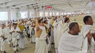 Foto-foto Jemaah Haji Lempar Setan di Jamarat Hari Ini
