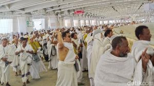 Foto-foto Jemaah Haji Lempar Setan di Jamarat Hari Ini