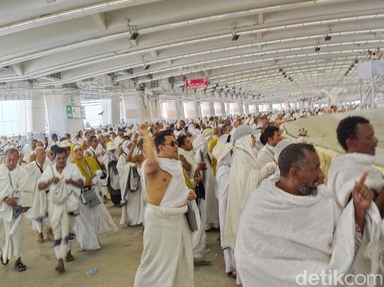 Foto-foto Jemaah Haji Lempar Setan di Jamarat Hari Ini