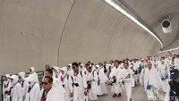 Jemaah haji berjalan menuju Jamarat melalui terowongan Mina. (Foto: Haris Fadhil/detikcom)