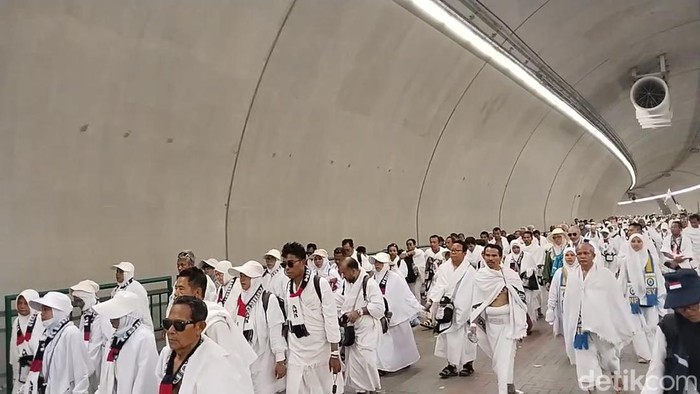 Foto-foto Jemaah Haji Lempar 'Setan' di Jamarat. (Haris Fadhil/detikcom)