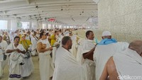 Jemaah menuju lantai 3 jamarat untuk melempar jumrah. Hanya jumrah Aqobah yang dilempar hari ini. (Foto: Haris Fadhil/detikcom)