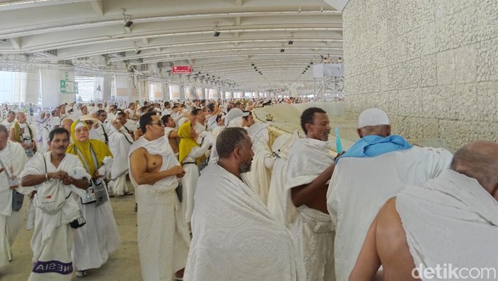 Foto-foto Jemaah Haji Lempar 'Setan' di Jamarat. (Haris Fadhil/detikcom)