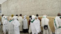 Jemaah haji melempar batu ke marma atau tiang jamarat. (Foto: Haris Fadhil/detikcom)