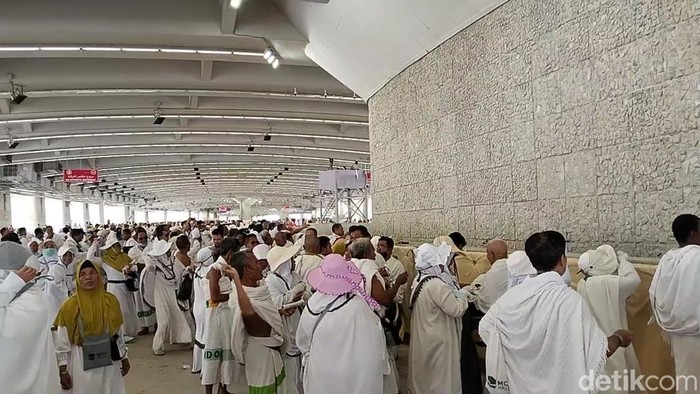 Foto-foto Jemaah Haji Lempar 'Setan' di Jamarat. (Haris Fadhil/detikcom) Foto-foto Jemaah Haji Lempar 'Setan' di Jamarat. (Haris Fadhil/detikcom)