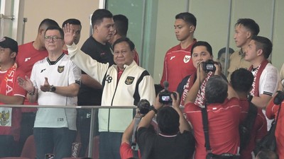 Gaya Prabowo Saat Nonton Langsung Timnas di GBK