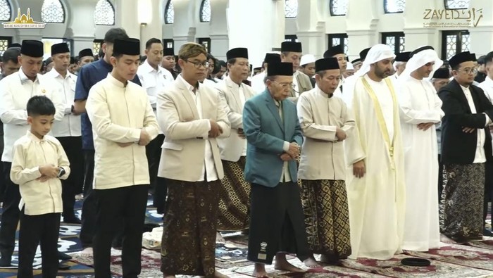 Wakil Presiden Gibran Rakabuming Raka bersama putranya, Jan Ethes, melaksanakan Salat Idul Adha di Masjid Raya Sheikh Zayed Solo, Jumat (6/6/2025).