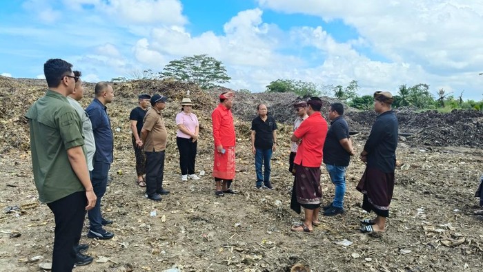 Gubernur Bali, Wayan Koster, berdialog dengan prajuru adat saat mengunjungi TPA Temesi, Gianyar, Minggu (1/6/2025). (Istimewa)