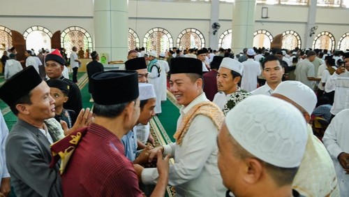 Gubernur NTB Lalu Muhamad Iqbal mengikuti salat Idul Adha di Masjid Agung, Praya Lombok Tengah. (Foto: Dok. Istimewa)
