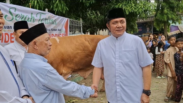 Gubernur Sumsel Herman Deru melakukan penyerahan sapi kurban milik Presiden Prabowo ke pihak masjid