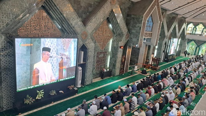 Guru Besar UIN Alauddin Prof Dr Darussalam Syamsuddin MAg bertindak sebagai khatib salat Idul Adha 1446 H di Masjid Al Markaz Al Islami Makassar.