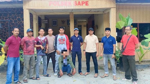 Hendra Fulamin, pelaku pembacokan dan pengeroyokan terhadap pamhut, Chandra Wahyoni, yang ditangkap aparat Polsek Sape, Jumat, (6/6/2025). (Dok. Polsek Sape)