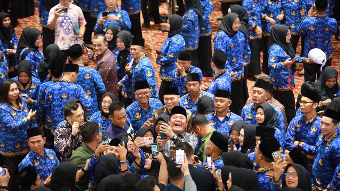 Herman Deru saat berfoto bersama dengan PPPK Sumsel yang baru dilantik.