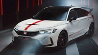 Mengutip laman Paultan, mobil ini dijual terbatas hanya 40 unit. Civic Type R Ultimate Edition hadir dalam warna Championship White dan mendapat sejumlah peningkatan estetika seperti stiker merah di kap mesin dan sisi-sisi kendaraan. Semua ini dipadukan dengan atap yang dicat hitam, emblem pintu belakang, serta detail karbon pada spoiler sayap dan hiasan pintu. Foto: Dok. Honda