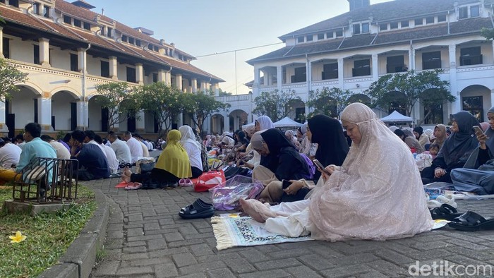 Suasana salah Idul Adha di Museum Lawang Sewu, Kecamatan Semarang Tengah, Jumat (6/6/2025).