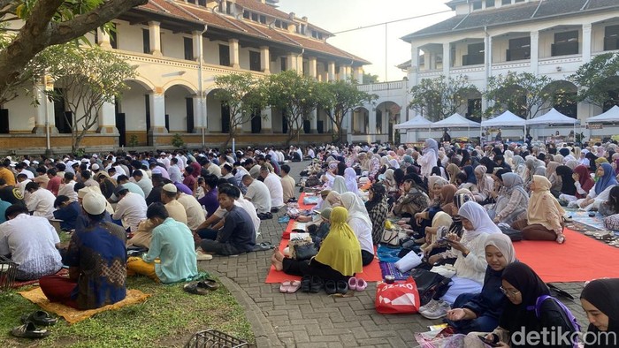 Suasana salah Idul Adha di Museum Lawang Sewu, Kecamatan Semarang Tengah, Jumat (6/6/2025).