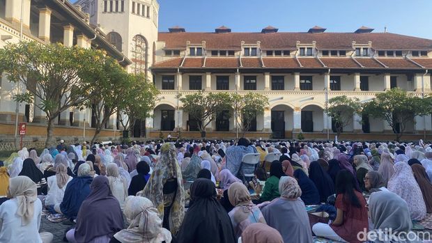 Suasana salah Idul Adha di Museum Lawang Sewu, Kecamatan Semarang Tengah, Jumat (6/6/2025).