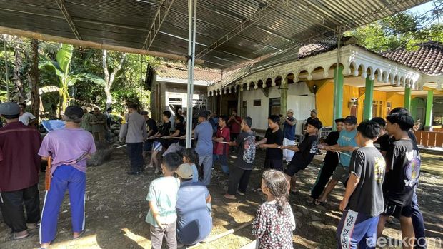 Puluhan orang bertugas saat sapi kurban Presiden Prabowo Subianto, Herkules, hendak disembelih di Kulon Progo, Jumat (6/6/2025).