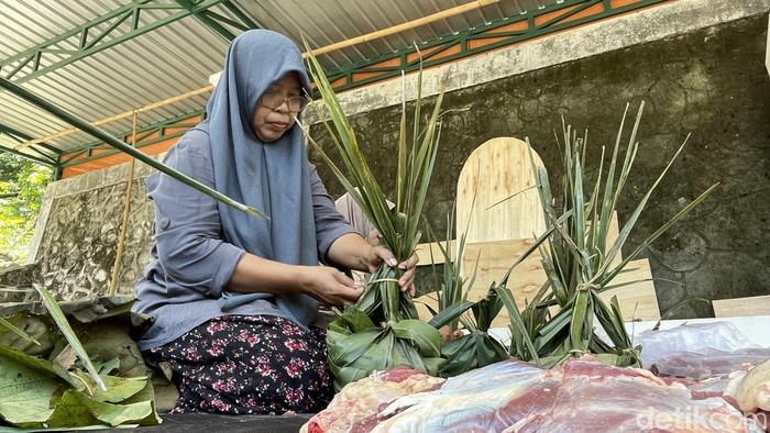 Warga sedang membuat sarangan sebagai wadah daging kurban di Kopat, Karangsari, Pengasih, Kulon Progo, Jumat (6/6/2025).