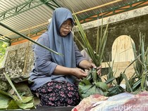 Lestarikan Tradisi, Warga di Kulon Progo Bungkus Daging Kurban Pakai Sarangan