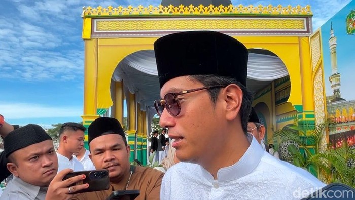 Wali Kota Medan Rico Waas saat diwawancarai usai salat Idul Adha.