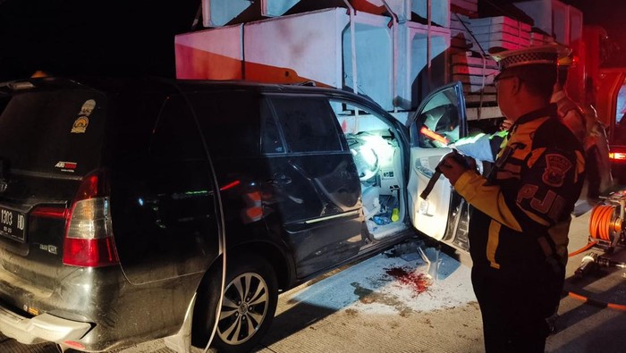 Innova tabrak truk di Tol Jombang