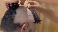 Ini dia salah satu proses Ivan Gunawan yang mencukur habis rambutnya di sebuah salon. Foto: instagram Ivan Gunawan