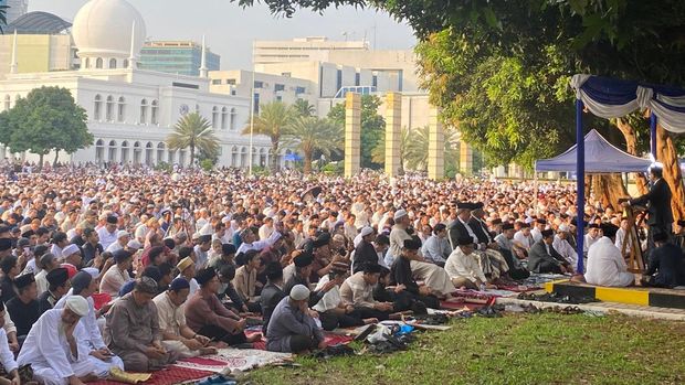 Mantan Gubernur Jakarta, Anies Baswedan, menjadi khatib salat Idul Adha di Lapangan Hijau Masjid Agung Al Azhar, Jakarta Selatan, Jumat (6/6/2025). Dalam khutbahnya, Anies berbicara terkait kesenjangan hingga pesan kepada pemimpin bangsa.