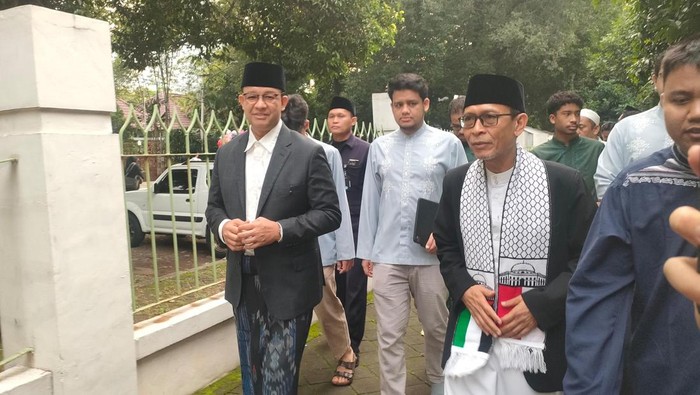 Mantan Gubernur Jakarta, Anies Baswedan, menjadi khatib salat Idul Adha di Lapangan Hijau Masjid Agung Al Azhar, Jakarta Selatan, Jumat (6/6/2025). Dalam khutbahnya, Anies berbicara terkait kesenjangan hingga pesan kepada pemimpin bangsa.